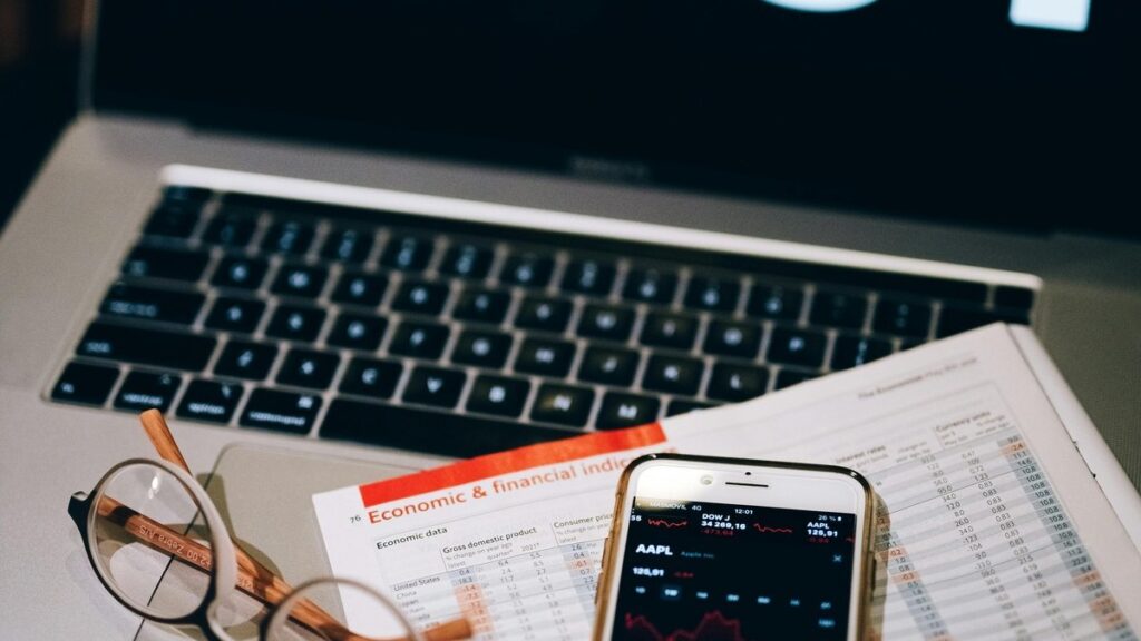 apple tech investing - Photo by Leeloo The First on Pexels