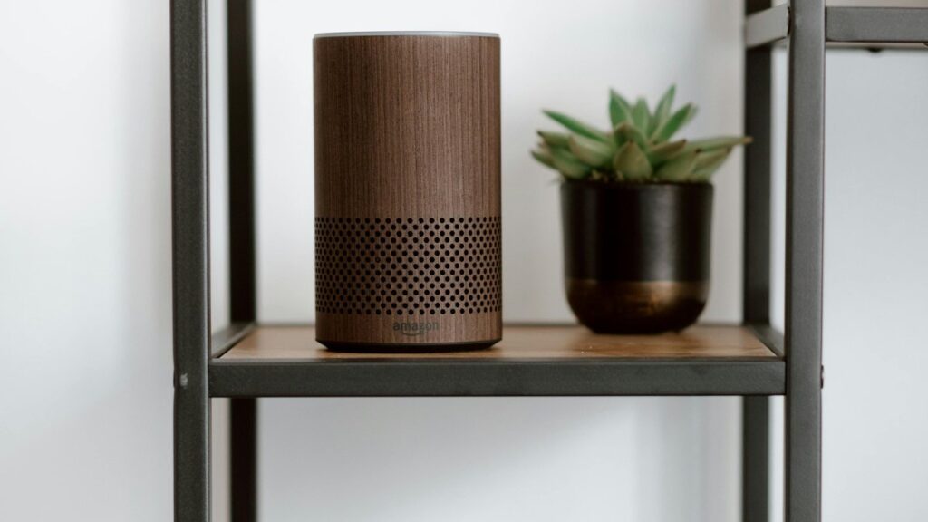 amazon echo show smart display - Photo by Anete Lusina on Pexels