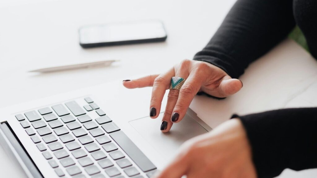 oura ring smart ring - Photo by Karola G on Pexels